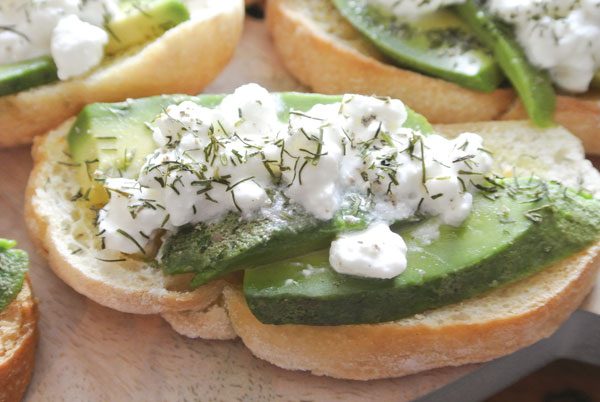 Bruschetta met avocado en huttenkase