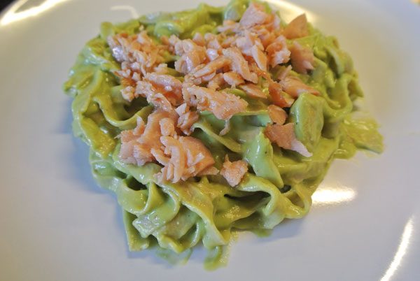 Pasta met zalm en avocado