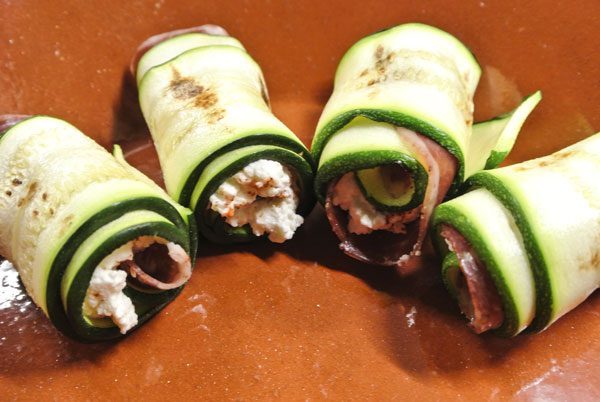 Courgetterolletjes met ham en ricotta