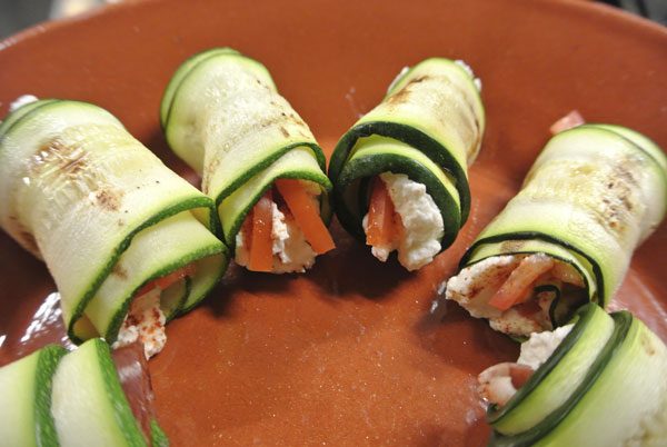 Courgetterolletjes met tomaat en ricotta