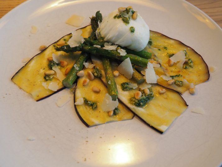 Gegrilde groene aspergesalade met een gepocheerd eitje