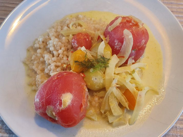 Tomaten-venkel curry met parelcouscous