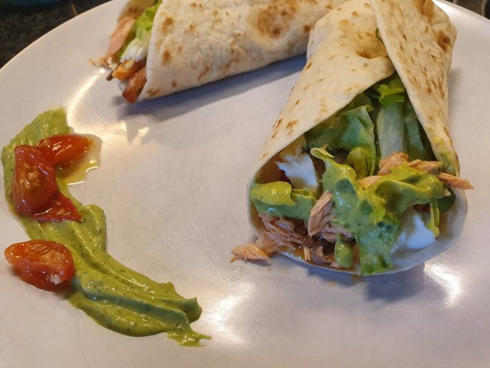 Wraps met pulled zalm en avocado-munt crème