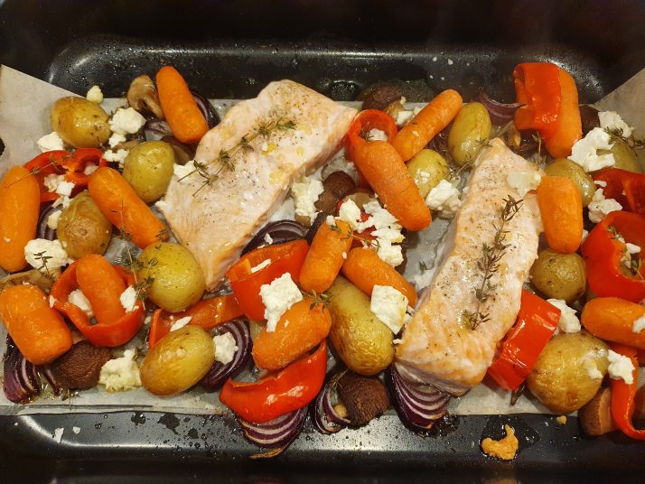 Herfstige traybake met zalm en paddenstoelen