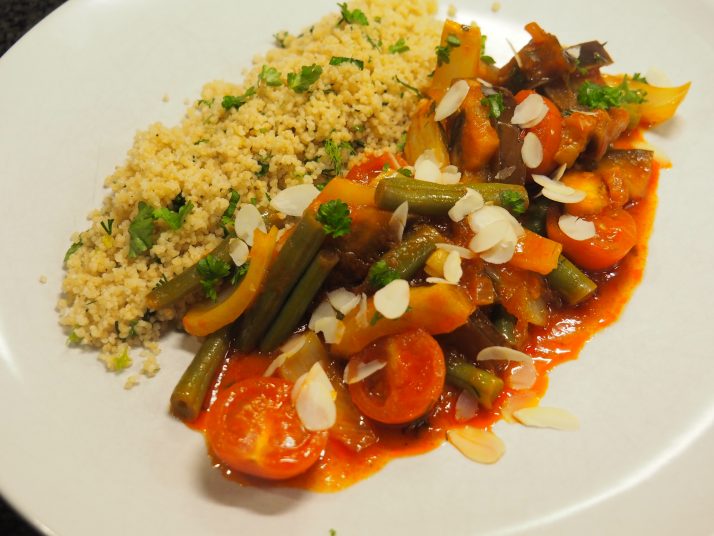 Groentenschotel met kruidige couscous